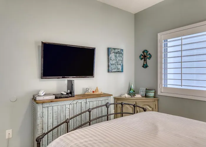 The Club 806c Apartment